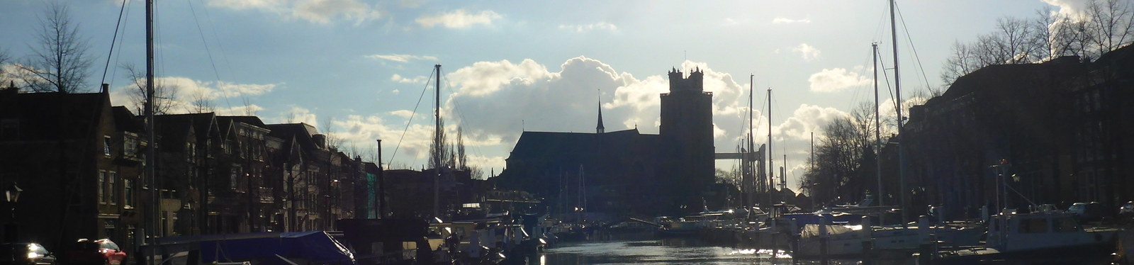 wolkenlucht boven haven